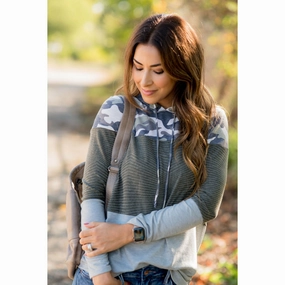 Camo Detailed Blocked Lightweight Hoodie Easy to Carry Easy to store