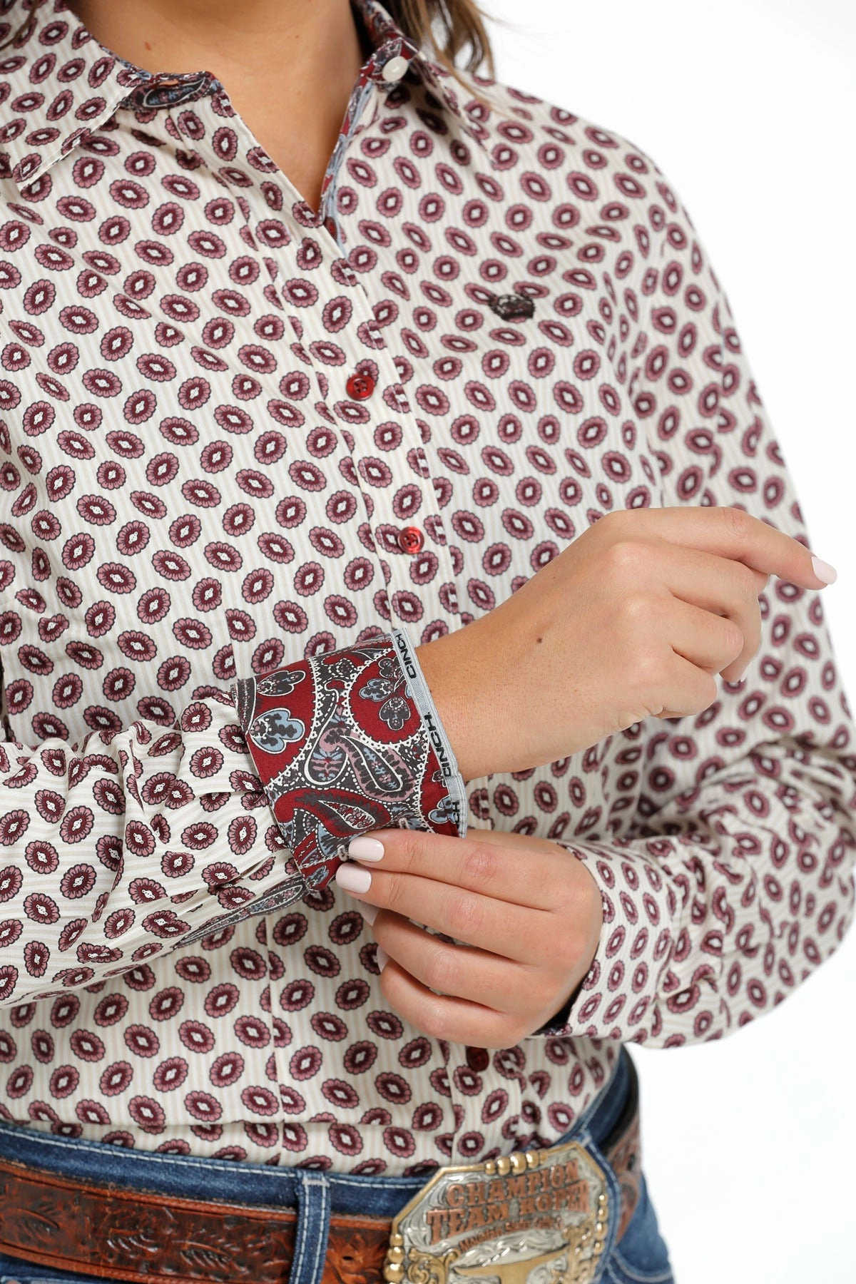 Airflow Mesh Insert Snag Resistant Fabric Cinch Women??s Cream & Burgundy Geo Print Shirt