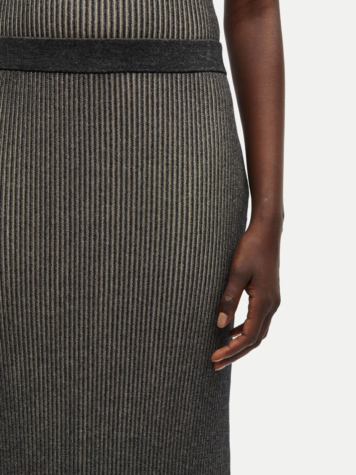 Mid Rise Minimalist Trim Sacheryl Skirt