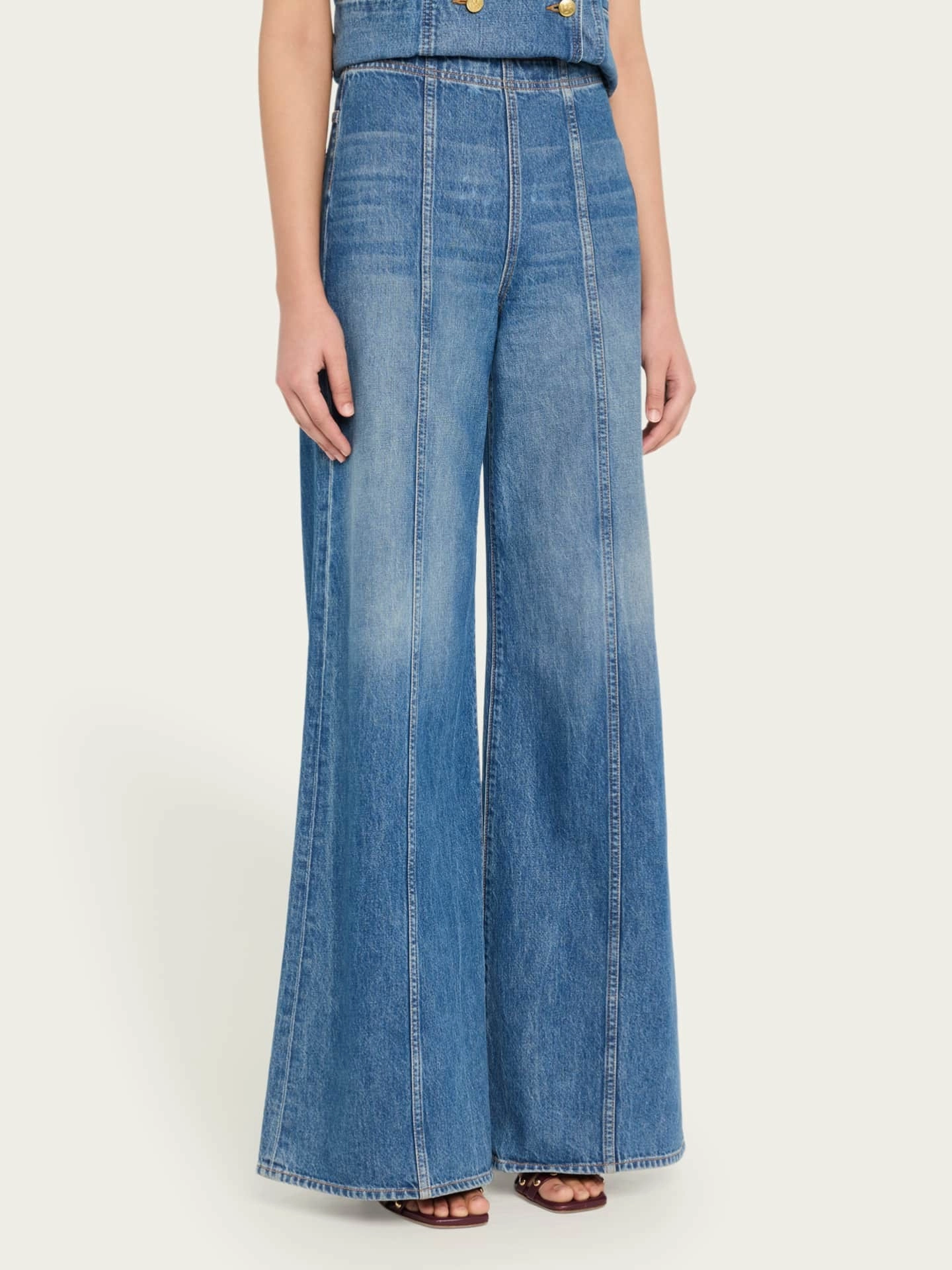 The Bianca Wide-Leg Jeans Sporty Look